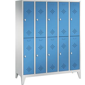 C+P CLASSIC Garderobenschrank mit Füßen, doppelstöckig, 5 Abteile, je 2 Fächer, Abteilbreite 300 mm, lichtgrau / lichtblau