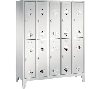 C+P CLASSIC Garderobenschrank mit Füßen, doppelstöckig, 5 Abteile, je 2 Fächer, Abteilbreite 300 mm, lichtgrau