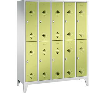 C+P CLASSIC Garderobenschrank mit Füßen, doppelstöckig, 5 Abteile, je 2 Fächer, Abteilbreite 300 mm, lichtgrau / viridingrün