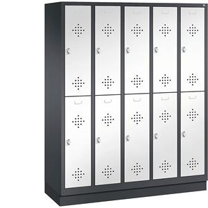 C+P CLASSIC Garderobenschrank mit Sockel, doppelstöckig, 5 Abteile, je 2 Fächer, Abteilbreite 300 mm, schwarzgrau / verkehrsweiß