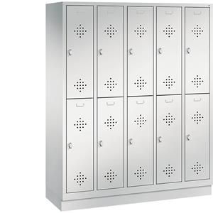 C+P CLASSIC Garderobenschrank mit Sockel, doppelstöckig, 5 Abteile, je 2 Fächer, Abteilbreite 300 mm, lichtgrau