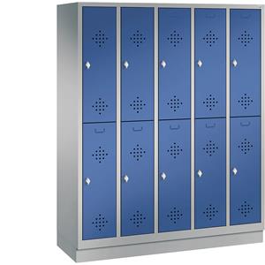 C+P CLASSIC Garderobenschrank mit Sockel, doppelstöckig, 5 Abteile, je 2 Fächer, Abteilbreite 300 mm, weißaluminium / enzianblau