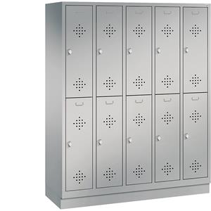 C+P CLASSIC Garderobenschrank mit Sockel, doppelstöckig, 5 Abteile, je 2 Fächer, Abteilbreite 300 mm, weißaluminium