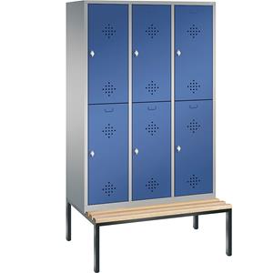 C+P CLASSIC Garderobenschrank mit untergebauter Sitzbank, doppelstöckig, 3 Abteile, je 2 Fächer, Abteilbreite 400 mm, weißaluminium / enzianblau