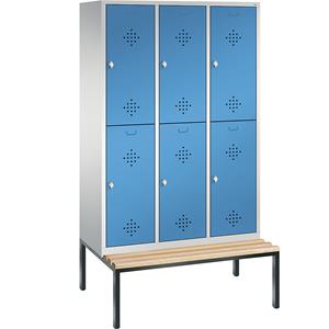 C+P CLASSIC Garderobenschrank mit untergebauter Sitzbank, doppelstöckig, 3 Abteile, je 2 Fächer, Abteilbreite 400 mm, lichtgrau / lichtblau