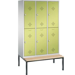 C+P CLASSIC Garderobenschrank mit untergebauter Sitzbank, doppelstöckig, 3 Abteile, je 2 Fächer, Abteilbreite 400 mm, lichtgrau / viridingrün