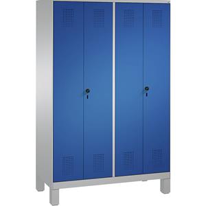 C+P EVOLO garderobekast, met naar elkaar toe slaande deuren, 4 afdelingen, afdelingbreedte 300 mm, met poten, blank aluminiumkleurig / gentiaanblauw