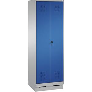 C+P EVOLO garderobekast, met naar elkaar toe slaande deuren, 2 afdelingen, afdelingbreedte 300 mm, met sokkel, blank aluminiumkleurig / gentiaanblauw