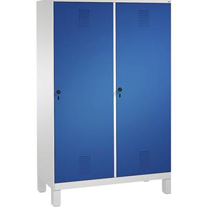 C+P EVOLO Garderobenschrank, Tür über 2 Abteile, mit Füßen, 4 Abteile, 2 Türen, Abteilbreite 300 mm, lichtgrau / enzianblau