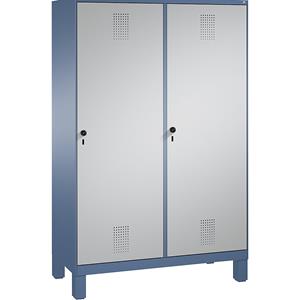 C+P EVOLO Garderobenschrank, Tür über 2 Abteile, mit Füßen, 4 Abteile, 2 Türen, Abteilbreite 300 mm, fernblau / weißaluminium