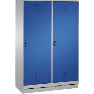 C+P EVOLO garderobekast, deur over 2 afdelingen, met sokkel, 4 afdelingen, 2 deuren, afdelingbreedte 300 mm, blank aluminiumkleurig / gentiaanblauw