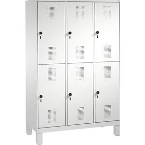 C+P EVOLO Garderobenschrank, doppelstöckig, mit Füßen, 3 Abteile, je 2 Fächer, Abteilbreite 400 mm, lichtgrau