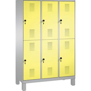 C+P EVOLO Garderobenschrank, doppelstöckig, mit Füßen, 3 Abteile, je 2 Fächer, Abteilbreite 400 mm, weißaluminium / schwefelgelb