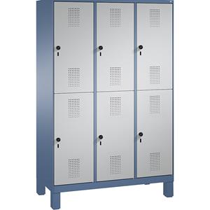 C+P EVOLO garderobekast, twee verdiepingen, met poten, 3 afdelingen, elk 2 vakken, afdelingbreedte 400 mm, verblauw / blank aluminiumkleurig