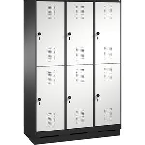 C+P EVOLO Garderobenschrank, doppelstöckig, mit Sockel, 3 Abteile, je 2 Fächer, Abteilbreite 400 mm, schwarzgrau / lichtgrau