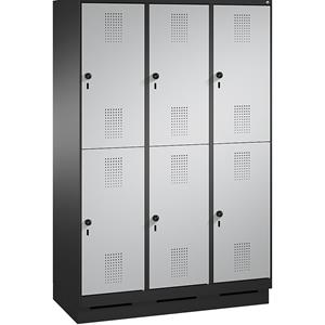 C+P EVOLO Garderobenschrank, doppelstöckig, mit Sockel, 3 Abteile, je 2 Fächer, Abteilbreite 400 mm, schwarzgrau / weißaluminium