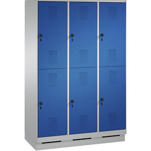 C+P EVOLO Garderobenschrank, doppelstöckig, mit Sockel, 3 Abteile, je 2 Fächer, Abteilbreite 400 mm, weißaluminium / enzianblau