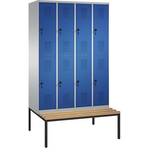 C+P EVOLO garderobekast, twee verdiepingen, met zitbank, 4 afdelingen, elk 2 vakken, afdelingbreedte 300 mm, blank aluminiumkleurig / gentiaanblauw