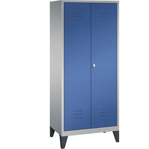 C+P CLASSIC Garderobenschrank mit Füßen, zueinander schlagende Türen, 2 Abteile, Abteilbreite 400 mm, weißaluminium / enzianblau