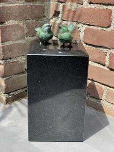 Urnwebshop Mediumgrote Granieten Urn met 2 Groenbronzen Mussen (2.3 liter)