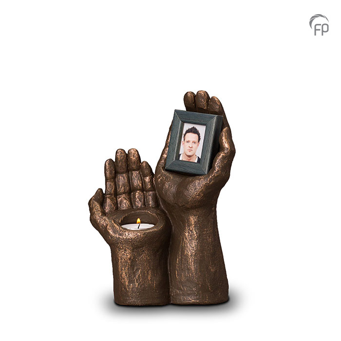 Geert Kunen design urnen Urn Handen met waxine + fotolijst