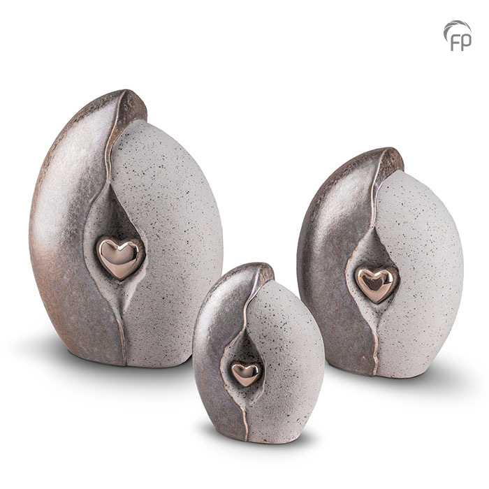 Funeral Products Urn van keramiek in grijs met zilverkleurig hartje