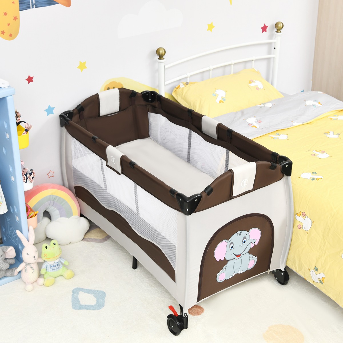 Costway 3-In-1 Baby Speelbed Draagbare Opvouwbare Wieg met Luiertafel Comfortabel Matras Baby Wiegje Bed met Speelgoed (Bruin)