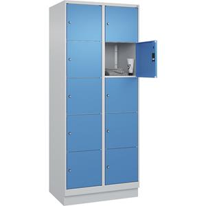 C+P Lockerkast Classic PLUS, 2 compartimenten, lichtgrijs / lichtblauw, b = 800 mm, 10 vakken, met bodemsokkel