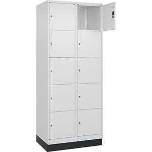 C+P Lockerkast Classic PLUS, 2 compartimenten, verkeerswit, b = 800 mm, 10 vakken, met bodemsokkel