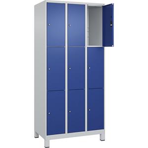 C+P Lockerkast Classic PLUS, 3 compartimenten, lichtgrijs / gentiaanblauw, b = 900 mm, 9 vakken, met voeten