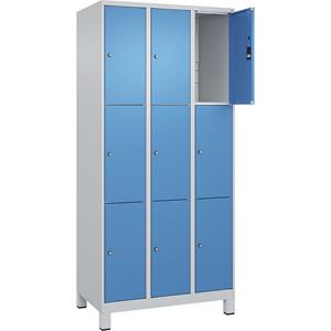 C+P Lockerkast Classic PLUS, 3 compartimenten, lichtgrijs / lichtblauw, b = 900 mm, 9 vakken, met voeten