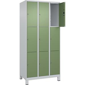 C+P Lockerkast Classic PLUS, 3 compartimenten, lichtgrijs / resedagroen, b = 900 mm, 9 vakken, met voeten