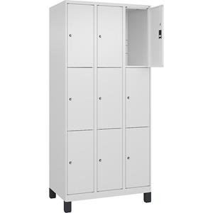 C+P Lockerkast Classic PLUS, 3 compartimenten, verkeerswit, b = 900 mm, 9 vakken, met voeten