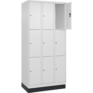 C+P Lockerkast Classic PLUS, 3 compartimenten, verkeerswit, b = 900 mm, 9 vakken, met bodemsokkel