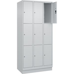 C+P Lockerkast Classic PLUS, 3 compartimenten, lichtgrijs, b = 900 mm, 9 vakken, met bodemsokkel