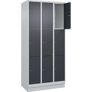 C+P Lockerkast Classic PLUS, 3 compartimenten, lichtgrijs / grijs, b = 900 mm, 9 vakken, met bodemsokkel