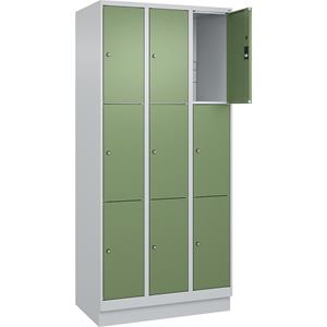 C+P Lockerkast Classic PLUS, 3 compartimenten, lichtgrijs / resedagroen, b = 900 mm, 9 vakken, met bodemsokkel