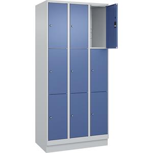 C+P Lockerkast Classic PLUS, 3 compartimenten, lichtgrijs / verblauw, b = 900 mm, 9 vakken, met bodemsokkel