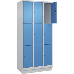 C+P Lockerkast Classic PLUS, 3 compartimenten, lichtgrijs / lichtblauw, b = 900 mm, 9 vakken, met bodemsokkel