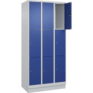 C+P Lockerkast Classic PLUS, 3 compartimenten, lichtgrijs / gentiaanblauw, b = 900 mm, 9 vakken, met bodemsokkel