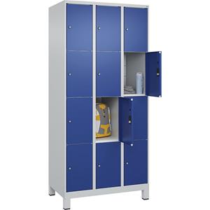 C+P Lockerkast Classic PLUS, 3 compartimenten, lichtgrijs / gentiaanblauw, b = 900 mm, 12 vakken, met voeten