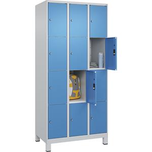 C+P Lockerkast Classic PLUS, 3 compartimenten, lichtgrijs / lichtblauw, b = 900 mm, 12 vakken, met voeten