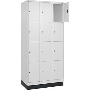 C+P Lockerkast Classic PLUS, 3 compartimenten, verkeerswit, b = 900 mm, 12 vakken, met bodemsokkel