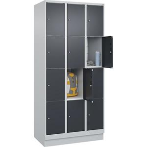 C+P Lockerkast Classic PLUS, 3 compartimenten, lichtgrijs / grijs, b = 900 mm, 12 vakken, met bodemsokkel