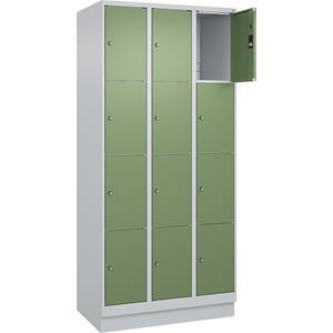 C+P Lockerkast Classic PLUS, 3 compartimenten, lichtgrijs / resedagroen, b = 900 mm, 12 vakken, met bodemsokkel