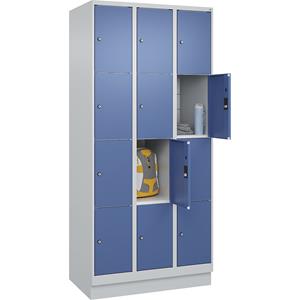 C+P Lockerkast Classic PLUS, 3 compartimenten, lichtgrijs / verblauw, b = 900 mm, 12 vakken, met bodemsokkel