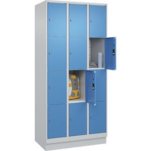 C+P Lockerkast Classic PLUS, 3 compartimenten, lichtgrijs / lichtblauw, b = 900 mm, 12 vakken, met bodemsokkel