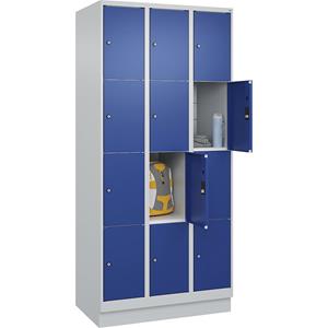 C+P Lockerkast Classic PLUS, 3 compartimenten, lichtgrijs / gentiaanblauw, b = 900 mm, 12 vakken, met bodemsokkel