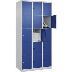 C+P Lockerkast Classic PLUS, 3 compartimenten, lichtgrijs / gentiaanblauw, b = 900 mm, 15 vakken, met voetdoppen