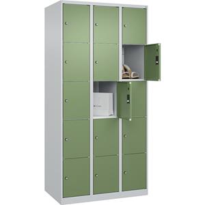 C+P Lockerkast Classic PLUS, 3 compartimenten, lichtgrijs / resedagroen, b = 900 mm, 15 vakken, met voetdoppen